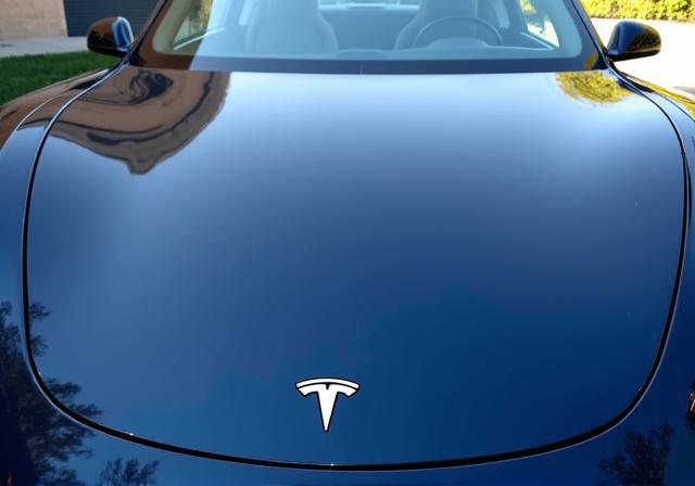 コーティング後、鏡のように反射するテスラモデルYのボンネット